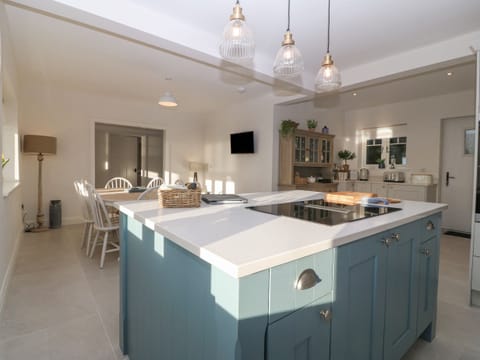 Cottage | Private kitchen | Fridge, dishwasher, electric kettle, toaster