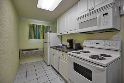 Classic Room 2 Queens Kitchen (Across Street From Beach - No Beach View) | Private kitchen | Microwave, coffee/tea maker