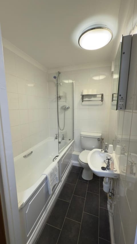 Single Room, Ensuite | Bathroom | Combined shower/tub, towels, soap, shampoo