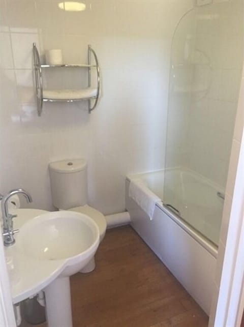 Combined shower/tub, towels, soap, shampoo