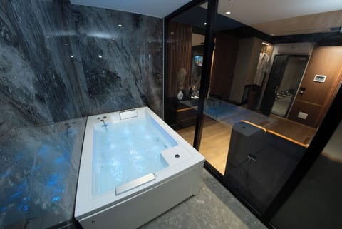 Junior Suite | Bathroom | Hair dryer, bathrobes, towels, soap