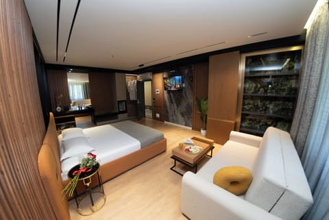 Junior Suite | Premium bedding, minibar, free WiFi, bed sheets