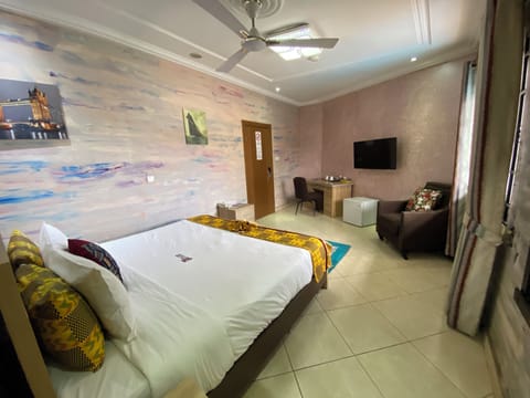 Basic Double Room, Non Smoking, Kitchen | Minibar, soundproofing, iron/ironing board, WiFi (free)