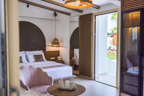 Luxury Single Room | Minibar, blackout drapes, soundproofing, iron/ironing board