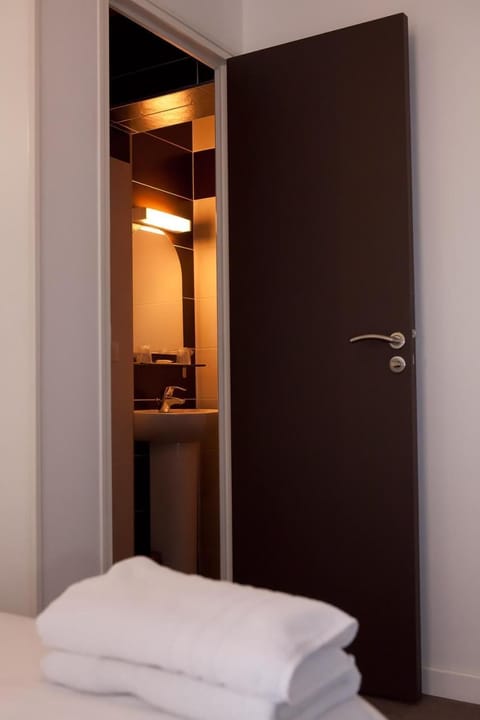 Desk, soundproofing, free cribs/infant beds, free WiFi