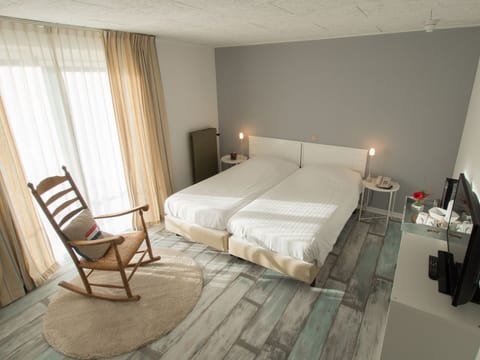 Blackout drapes, rollaway beds, free WiFi, bed sheets