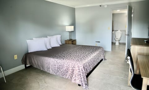 ADA King Room | Free WiFi, bed sheets