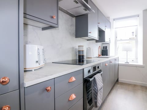 Cottage | Private kitchen | Fridge, dishwasher, electric kettle, toaster