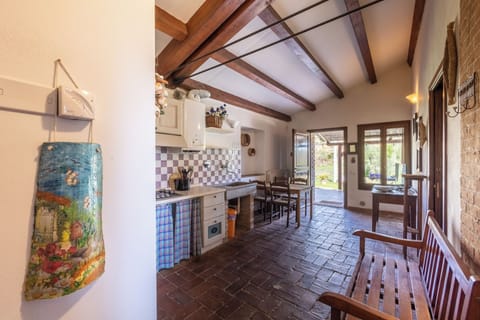 Fridge, oven, stovetop, cookware/dishes/utensils