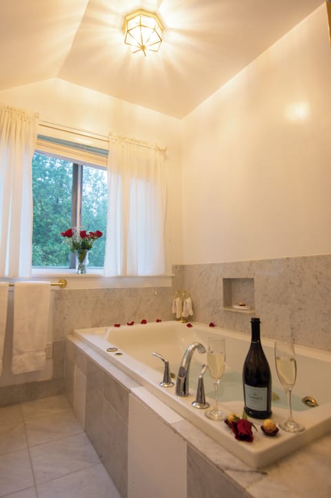 Exclusive Cottage | Bathroom | Hair dryer, towels, soap, shampoo