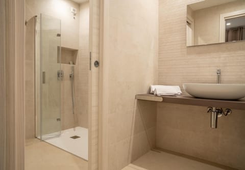 Economy Room | Bathroom | Jetted tub, hair dryer, towels