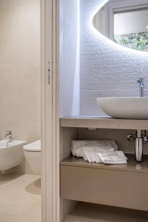 Luxury Quadruple Room | Bathroom | Jetted tub, hair dryer, towels