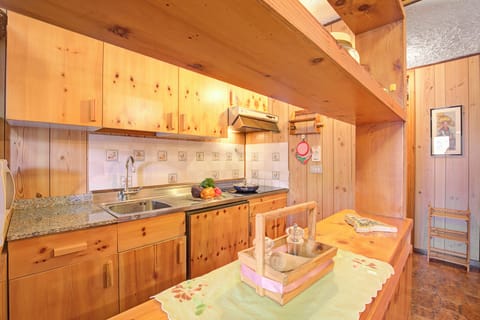 Family Apartment, Multiple Bedrooms (Appartamento Bareu Mountain View) | Private kitchen | Fridge, microwave, stovetop, coffee/tea maker