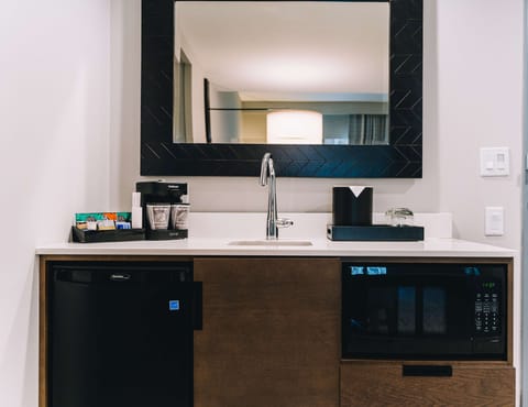 Hypo-allergenic bedding, in-room safe, desk, bed sheets