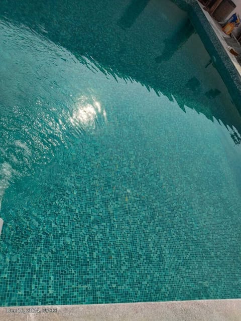 Swim-up bar