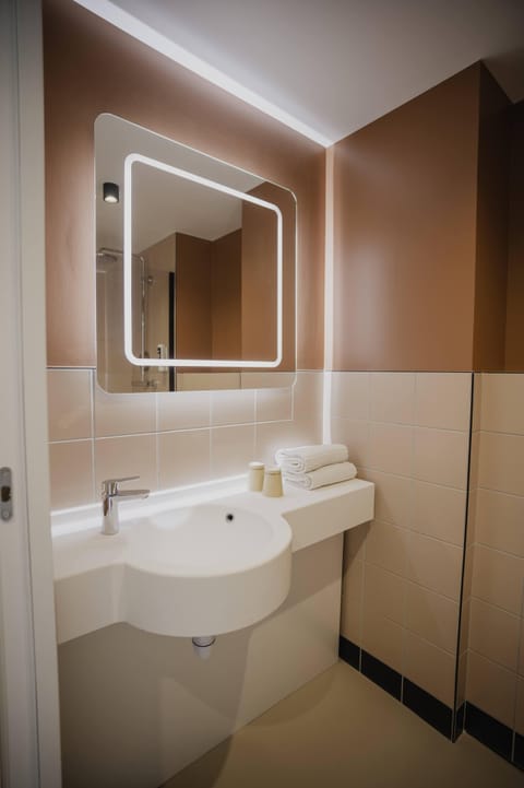 Shower, rainfall showerhead