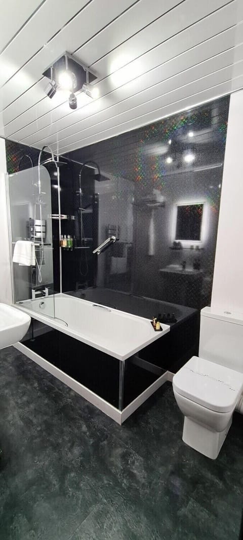 Classic Double Room | Bathroom | Shower, rainfall showerhead, designer toiletries, hair dryer