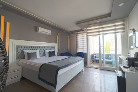 Luxury Double Room | In-room safe, desk, soundproofing, free WiFi