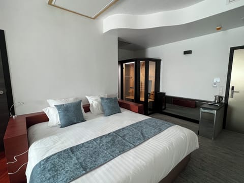 Grand Room, Non Smoking, Hot Tub | 1 bedroom, free minibar items, in-room safe, individually decorated