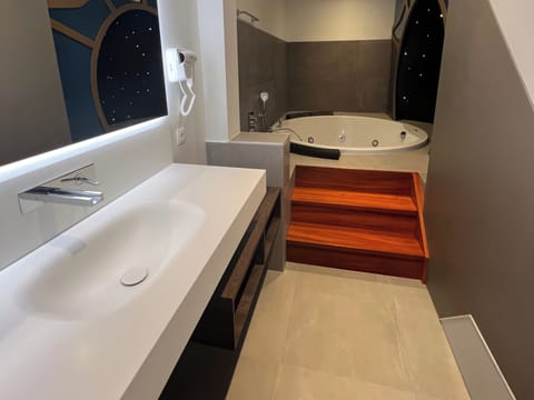 Design Room, Non Smoking, Hot Tub | Bathroom | Hair dryer, bathrobes, slippers, towels