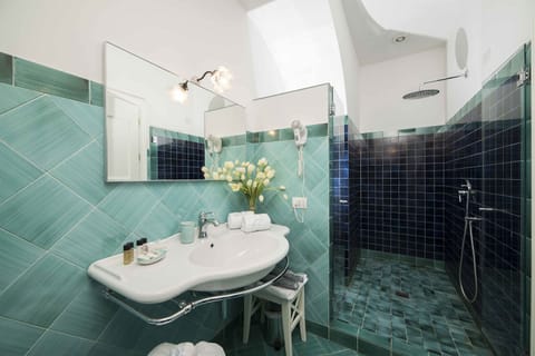 Superior Double Room, Balcony | Bathroom | Free toiletries, hair dryer, slippers, bidet