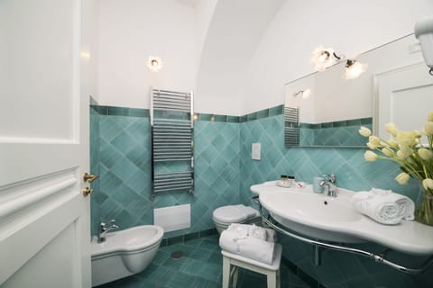 Superior Double Room, Balcony | Bathroom | Free toiletries, hair dryer, slippers, bidet