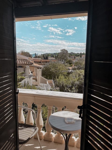 Individually decorated, individually furnished, laptop workspace
