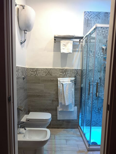 Comfort Triple Room | Bathroom | Shower, rainfall showerhead, designer toiletries, hair dryer