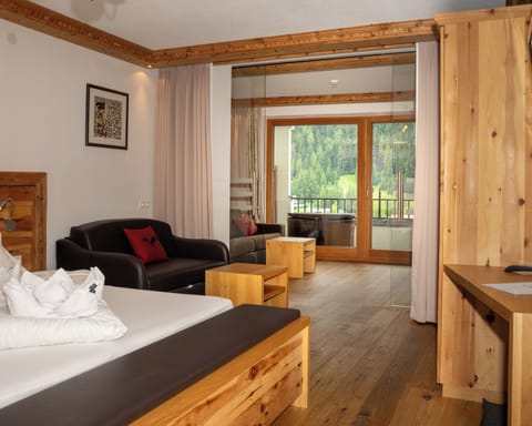 Deluxe Suite | Cribs/infant beds, free WiFi, bed sheets