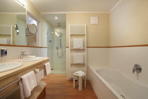 Family Suite | Bathroom | Hair dryer, bathrobes, towels, soap