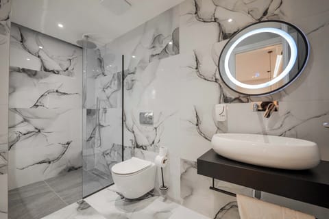 Comfort Triple Room, Balcony | Bathroom | Shower, free toiletries, hair dryer, towels