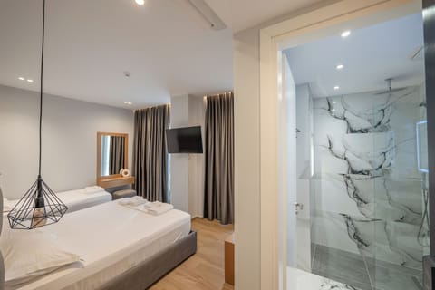 Comfort Triple Room, Balcony | Desk, soundproofing, iron/ironing board, free cribs/infant beds