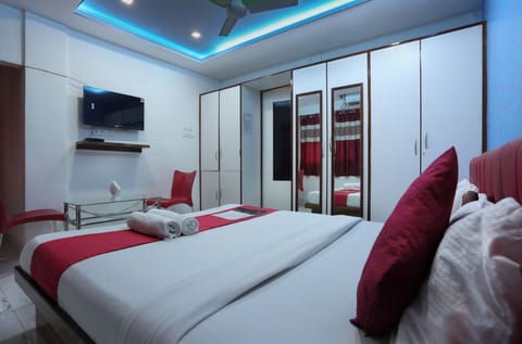 Superior Room | 1 bedroom, desk, laptop workspace, iron/ironing board