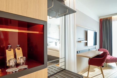 Business Double Room | Premium bedding, minibar, in-room safe, desk