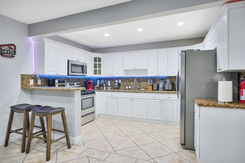 Comfort House | Private kitchen | Full-size fridge, microwave, oven, stovetop