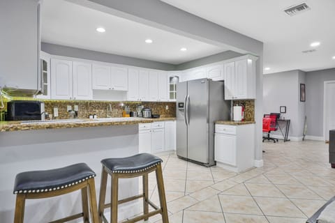 Comfort House | Private kitchen | Full-size fridge, microwave, oven, stovetop