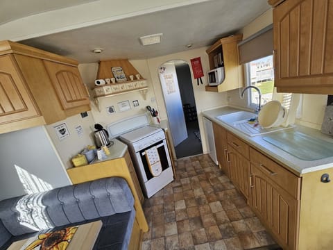 Chalet | Private kitchen | Fridge, microwave, oven, stovetop