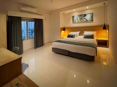 Eiffel Deluxe Suite | Desk, laptop workspace, soundproofing, iron/ironing board