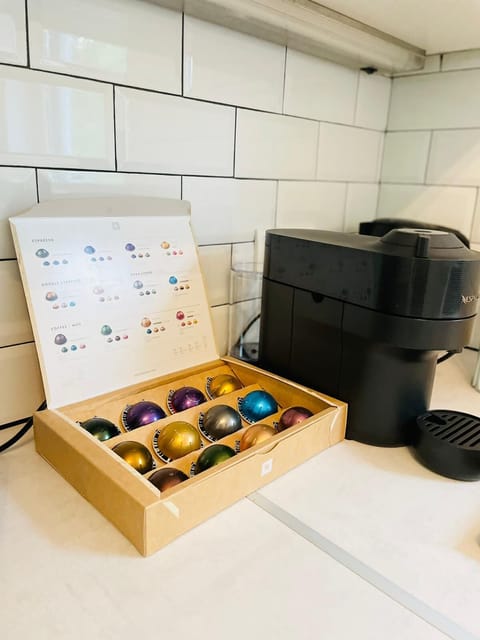 Full-size fridge, microwave, oven, stovetop