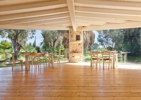 Free daily self-serve breakfast