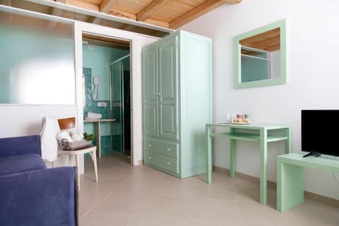 Deluxe Quadruple Room | Desk, laptop workspace, free WiFi