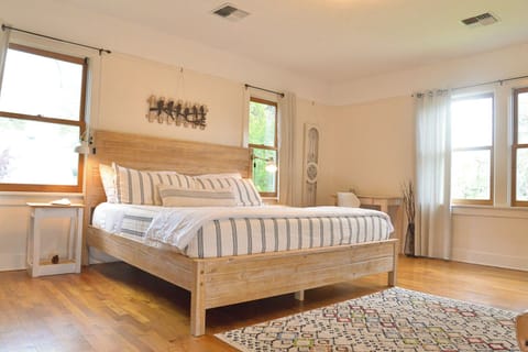 Comfort Room | Egyptian cotton sheets, premium bedding, down comforters