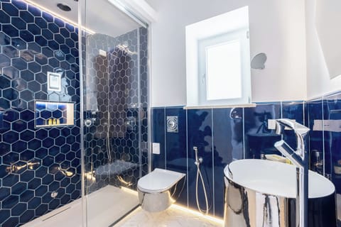 Junior Room | Bathroom | Free toiletries, bathrobes, slippers, towels