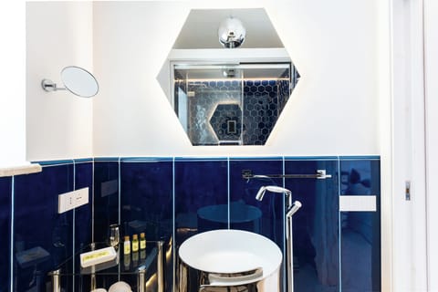 Junior Room | Bathroom | Free toiletries, bathrobes, slippers, towels