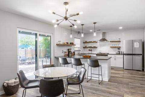 House, 2 Bedrooms | Private kitchen | Coffee/tea maker, fridge, oven, stovetop