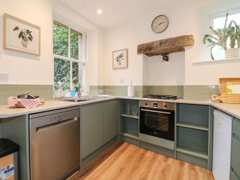 Cottage | Private kitchen | Fridge, dishwasher, electric kettle, toaster