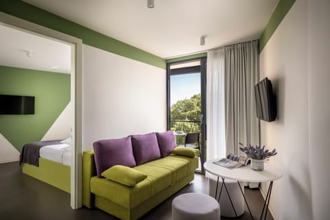 Comfort suite with Seaside Balcony | Desk, laptop workspace, soundproofing, free WiFi