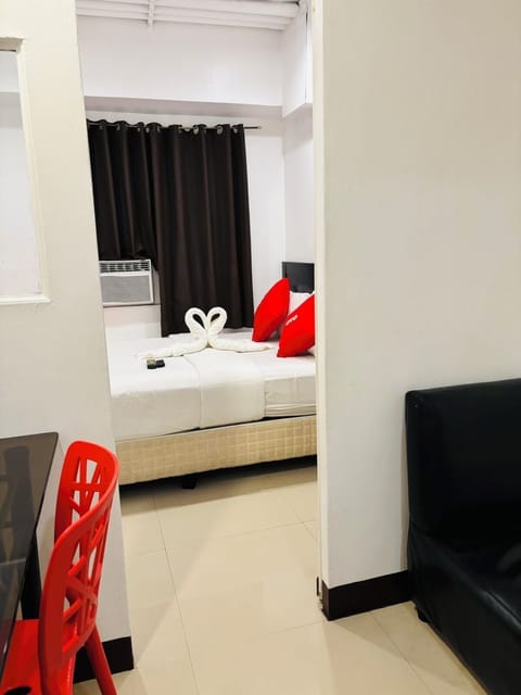 Standard Room, 1 Double Bed | In-room safe, desk, iron/ironing board, free WiFi