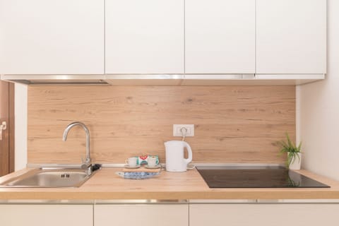 Fridge, stovetop, electric kettle, cookware/dishes/utensils