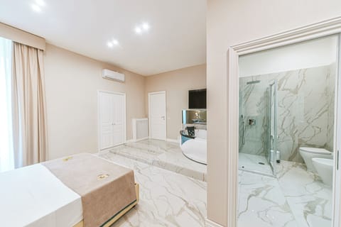 Superior Quadruple Room | Bathroom | Free toiletries, hair dryer, bidet, towels